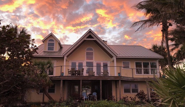 Ocean Front. Private Beach, 5 BR, 3 1/2 Bath, grill