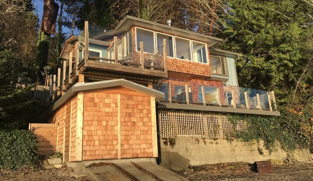 Oceanfront Hideaway Retreat - 40 min from Victoria