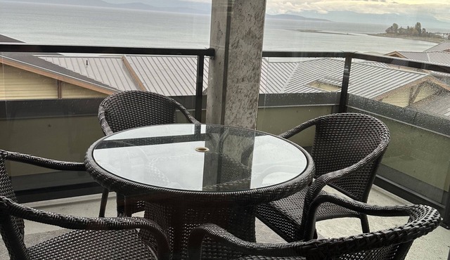 Oceanview- 3 Bedroom, 2 Bathroom Condo Downtown Parksville - Vancouver Island.