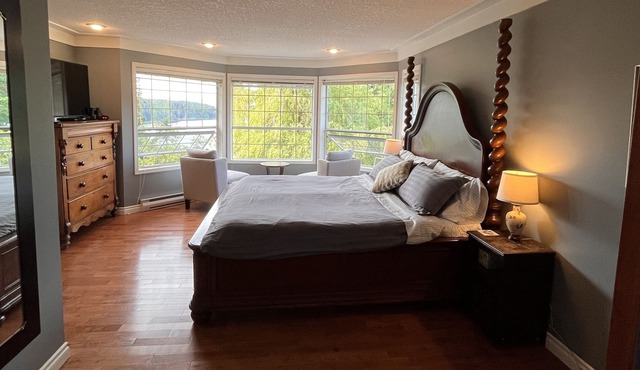 Oceanview 4 bedroom large home - close to beach and Ferry!