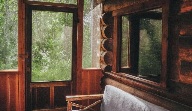Off-Grid Cabin Near Salmon Arm Sauna & Nordic Skiing