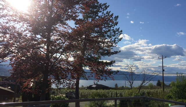 Okanagan wine country with a view, pool and private hot tub