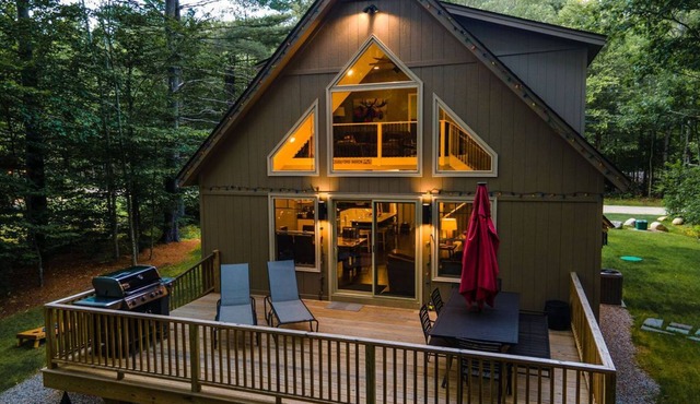 ON THE RIVER: Built in 2018, ski & summer retreat w/game room, fireplace