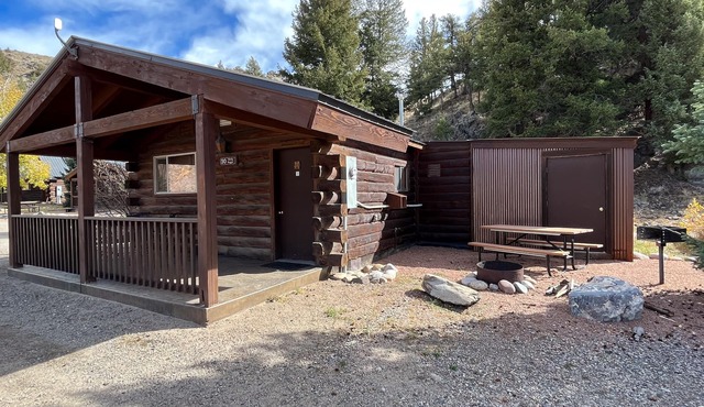 One Bedroom Cabin with Ample Parking and Space from Neighboring Cabins