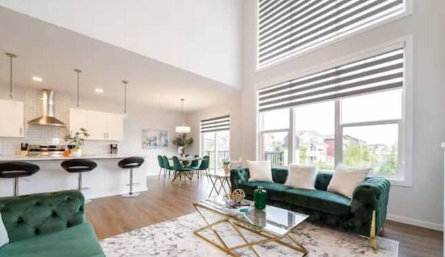 Orchard Escape | Lake View | Sleeps 14 |Near Airpt