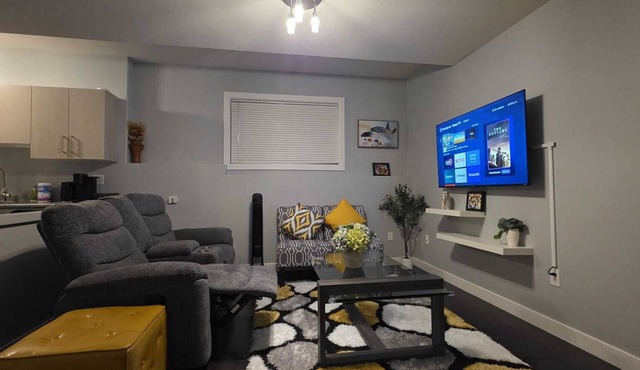 Oriental Palace, 2 bedroom basement suite. Close to Airport and popular stores