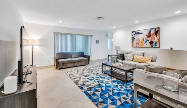 Palm Beach Gem: Heated Pool, Near Golf & Beach