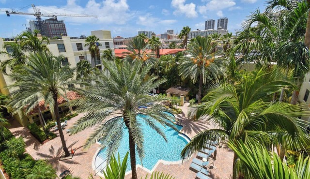 Palm Penthouse - Bright Designer Penthouse in the Heart of CityPlace