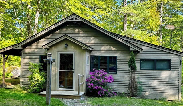 Peaceful 2-bedroom cottage in charming Lincolnville, near lake, winery & Camden