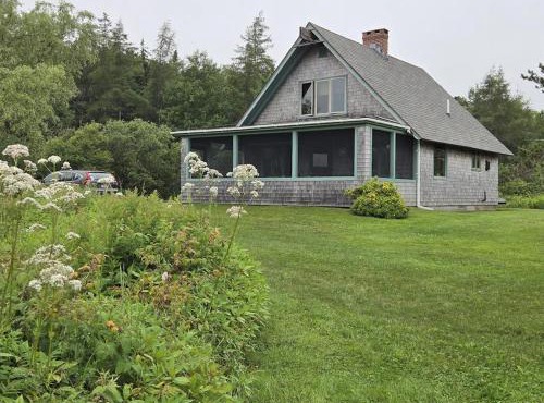 Peaceful coastal cabin with screened porch, water view of the cove, dog-friendly