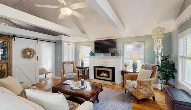 Peaceful marshview escape with large sunroom, AC, outdoor firepit & dog friendly
