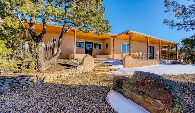 Peaceful retreat with amazing mountain views, fireplaces & private hot tub