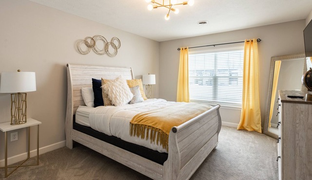 Peaceful Townhouse Near CLE Hopkins Airport