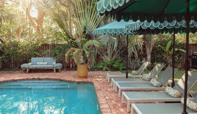 Peach Cottage: Palm Beach-style bliss, shared pool