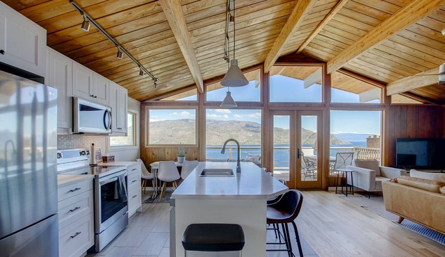 Peachy Getaway with outstanding lake views