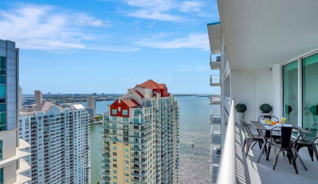 Penthouse APT w/Private Balcony,King Bed,Parking