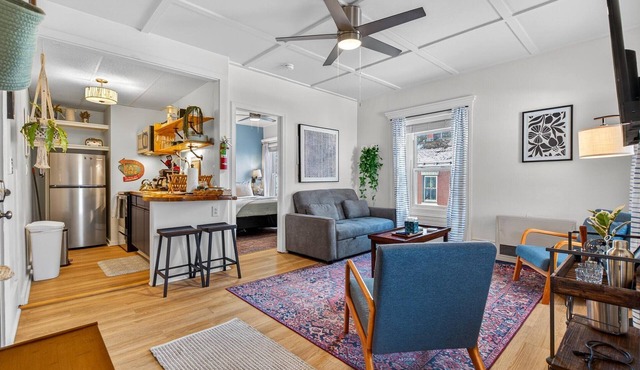 Perfect Burlington Stay – Cozy 1BR w/Balcony, 5 min Walk to Church St & Lake