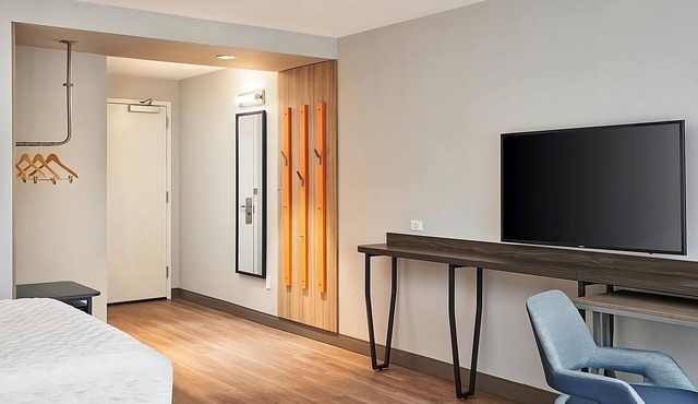 Perfect Getaway! 2 Stunning Units with Free Breakfast, Near Cozy Cove Marina!