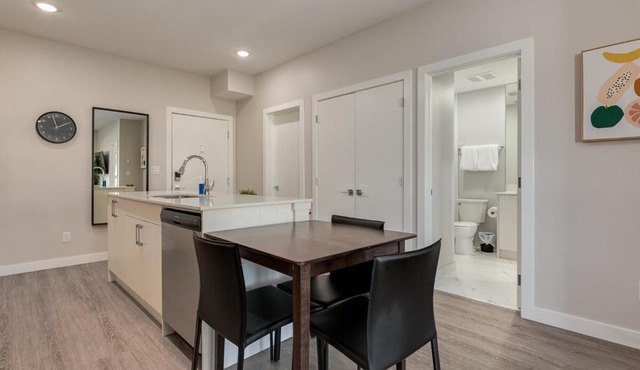 Pet Friendly 2 Bed Close to Downtown