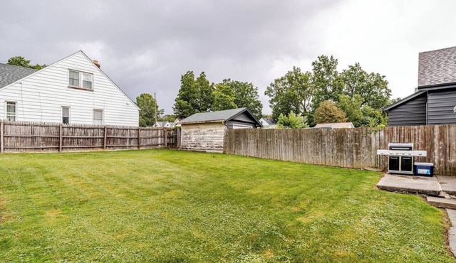 Pet-Friendly, Fully Fenced, 2-bedroom, Big Yard House