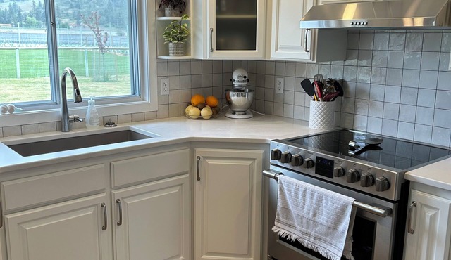 Pet friendly winter rental on 2 manicured acres!