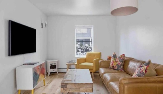 Petite+Perfect Modern Pad: parking+laundry+yard