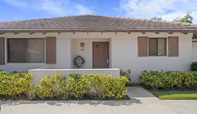 PGA National Escape 2BR/2BA Palm Beach Gardens Golf, Beach, Dining Nearby