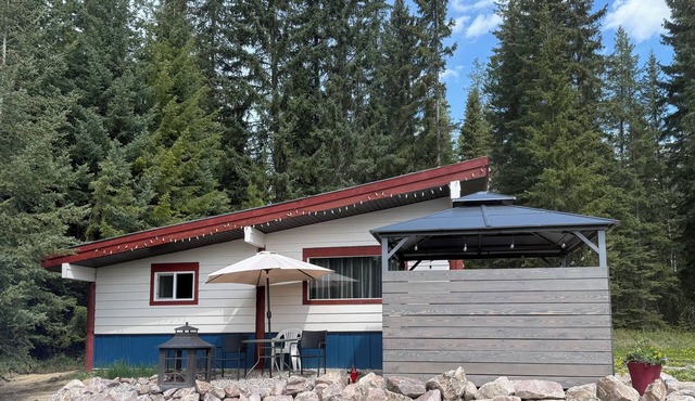 Pine Marten Wilderness Cabin - Hot Tub & Mountain Views