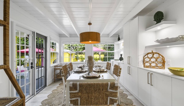 Pineapple House - Historical Charm Close to Beach, Golf, and Downtown