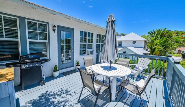 Pineapple Upper Deck Guesthouse Near Beaches/Shopping/Dining, Ballparks&Downtwn!