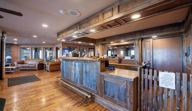 Pinedale Hotel & Suites