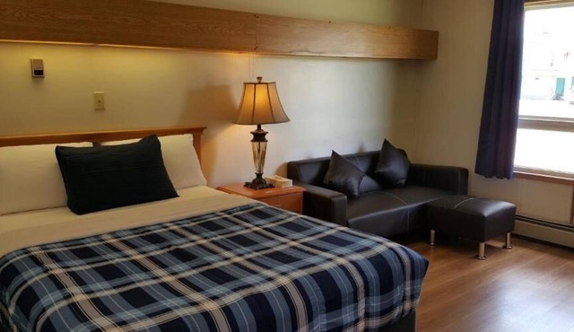 Pines Motel