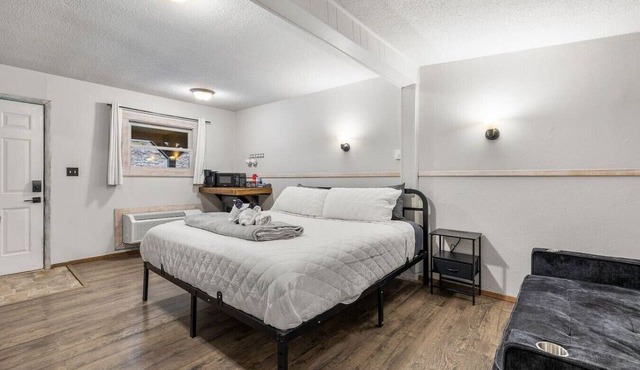 Ponderosa Pines: Motel Room 18- Peaceful room in the woods
