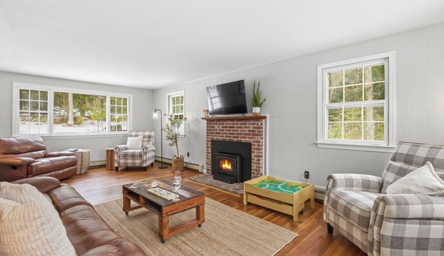 Pondside Retreat | Kayaks + Fire Pit | Wicwas