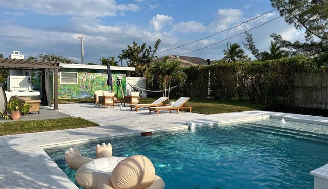 Pool, Hot tub, 5 min to beach! The Monkey Cottage!