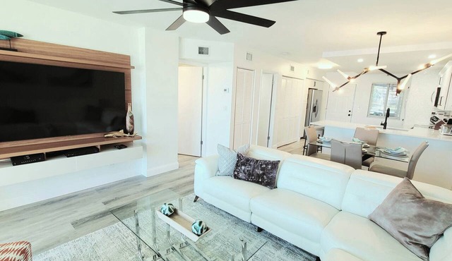 POSHPADZ Villa Del Sol Walk to Jupiter Beach