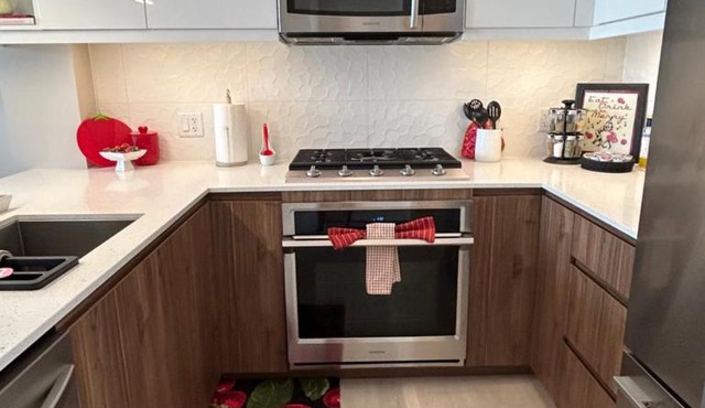 Post Stampede Retreat, King Bed, Underground Parking, Kensington C-Train, Free Laundry