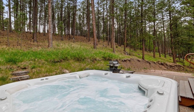 Prairie Creek Hideaway – Relaxing Hot Tub & Views
