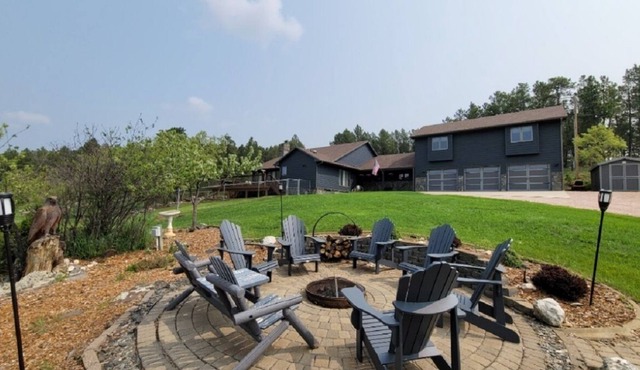 Premium Views of Mount Rushmore! Lodge in Keystone, sleeps 14 with HOT TUB