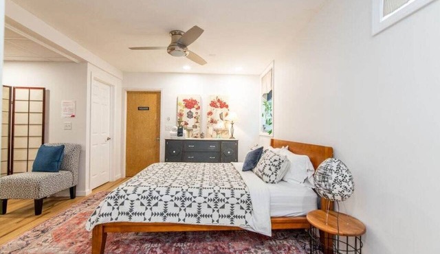 Private Apt w/parking spot shrt walk to Dwntwn!