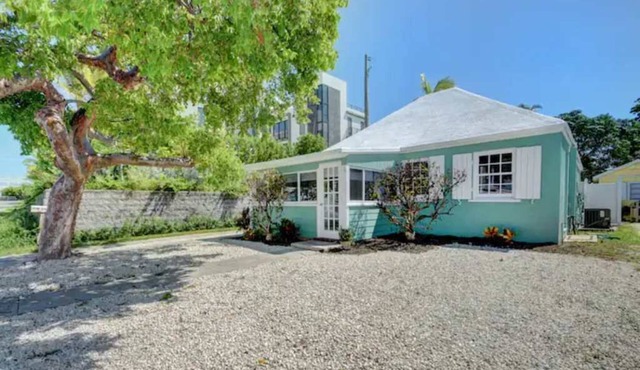 Private Beach Cottage walk steps to the beach, sleeps 6