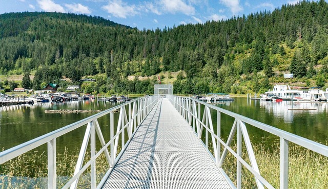 Private Boat Slip, Pool and Hot Tub ~ Downtown Sicamous