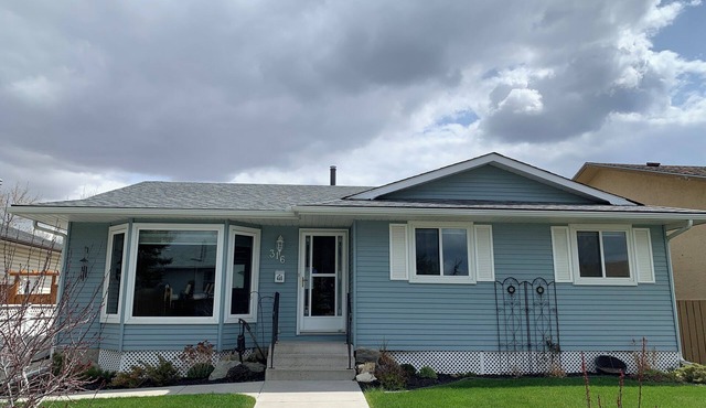 Private Guest Suite Close to Airport!