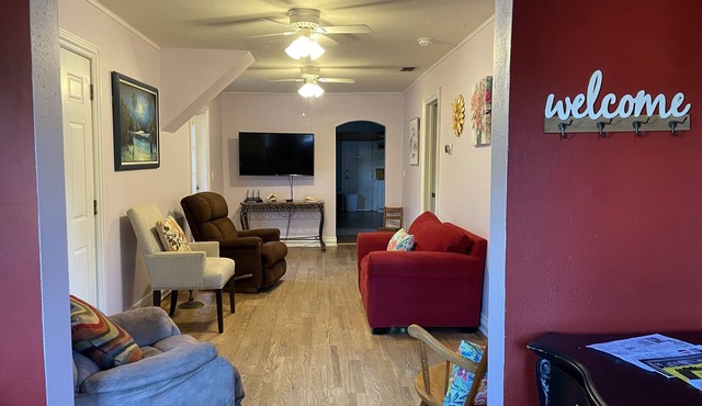 Private home and entrance, stocked kitchen, fenced yard, Pets, boats ok,Parking
