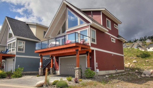 Private Lake View Cottage with amenities for everyone!