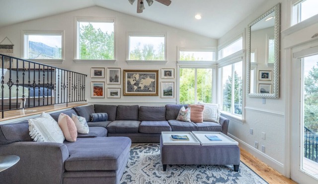 Private Mountain View Retreat Near Skiing