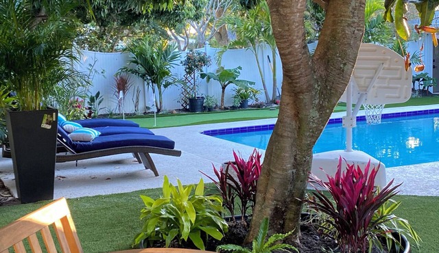 Private Palm Beach Pool Home Putting Green near BEACH Restaurants
