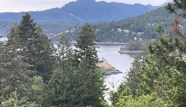 Private retreat with Ocean Views, Mountain Scenery and Stunning Sunsets