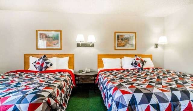Private Room w/King Bed + Desk – Easy Parking for Road Trippers