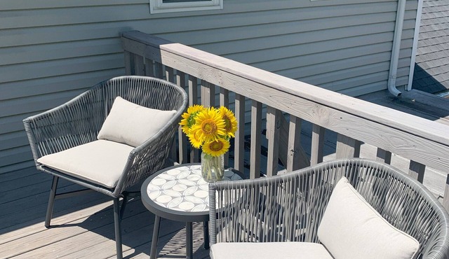 Private second-floor cottage nestled between Lakeside and Marblehead, sleeps 6!